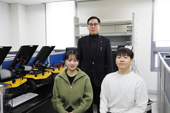 위쪽부터 시계방향으로 박경준 교수, 이성훈·채지영 석박사 통합과정생