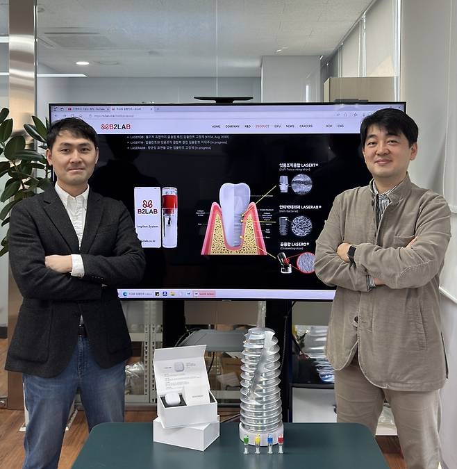 정보수 비투랩 대표(오른쪽)와 이병학 기술이사.