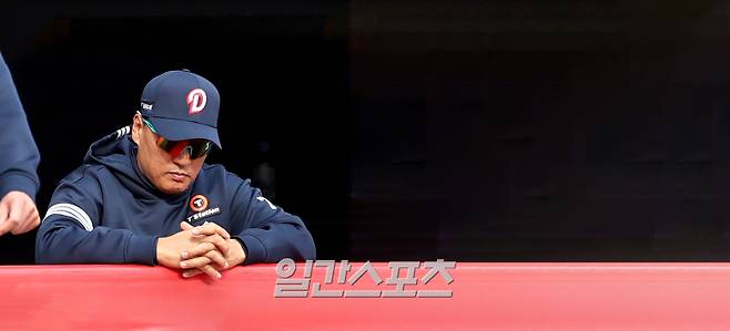2025 KB0리그 프로야구 SSG랜더스와 두산베어스의 경기가 23일 오후 인천SSG랜더스필드에서 열렸다.7회말 무사 최지훈의 적시타로 점수차가 벌어지자 이승엽 감독이 고개를 숙이고 있다.인천=김민규 기자 mgkim1@edaily.co.kr /2025.03.23/