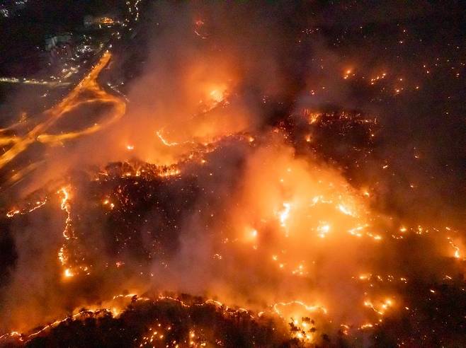 25일 경북 안동시 남선면 인근 야산으로 불이 번지고 있다. 연합뉴스