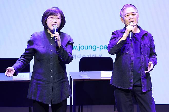 12집 발매 기념 기자간담회에서 노래하는 정태춘(오른쪽)과 박은옥. 연합뉴스