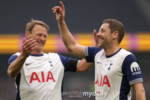 토트넘 출신 레전드들이 AC밀란 레전드와의 친선경기에서 승리, 기뻐하고 있다./게티이미지코리아