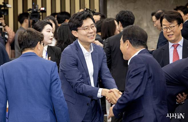 제22대 국회 교육위원회 국민의힘 간사인 조정훈 의원(가운데)은 기독교 교육기관 지원에 앞장서고 있다. ⓒ시사IN 조남진