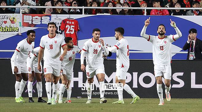 ▲ 2026 FIFA 북중미 월드컵 아시아 3차 예선 대한민국과 요르단의 경기가 25일 오후 수원월드컵경기장에서 열렸다. 전반전 동점골을 넣은 요르단이 세리머니를 하고 있다. ⓒ 곽혜미 기자