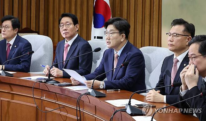 원내대책회의에서 발언하는 권성동 원내대표 (서울=연합뉴스) 김주형 기자 = 국민의힘 권성동 원내대표(가운데)가 25일 국회에서 열린 원내대책회의에서 발언하고 있다. 2025.3.25 kjhpress@yna.co.kr