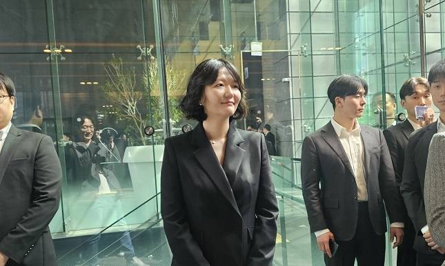 최수연 네이버 대표이사가 26일 성남시 분당구 '그린팩토리'에서 열린 제26기 정기주주총회를 마치고 기자들의 질문에 답하고 있다. /사진=비즈워치