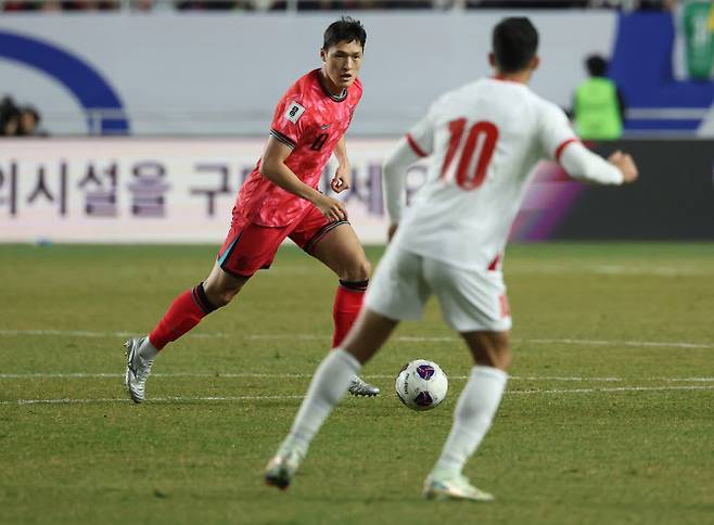 25일 경기도 수원시 수원월드컵경기장에서 열린 2026 북중미 월드컵 아시아 3차 예선 B조 8차전 대한민국과 요르단의 경기. 박용우가 드리블하고 있다. 사진=연합뉴스