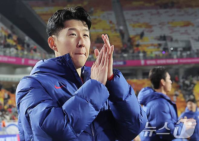 25일 오후 경기도 수원시 팔달구 수원월드컵경기장에서 열린 2026 국제축구연맹(FIFA) 북중미 월드컵 아시아 3차 예선 B조 8차전 대한민국과 요르단의 경기를 무승부로 마친 손흥민을 비롯한 축구대표팀 선수들이 피치를 돌며 팬들에게 인사하고 있다. 2025.3.25/뉴스1 ⓒ News1 박정호 기자