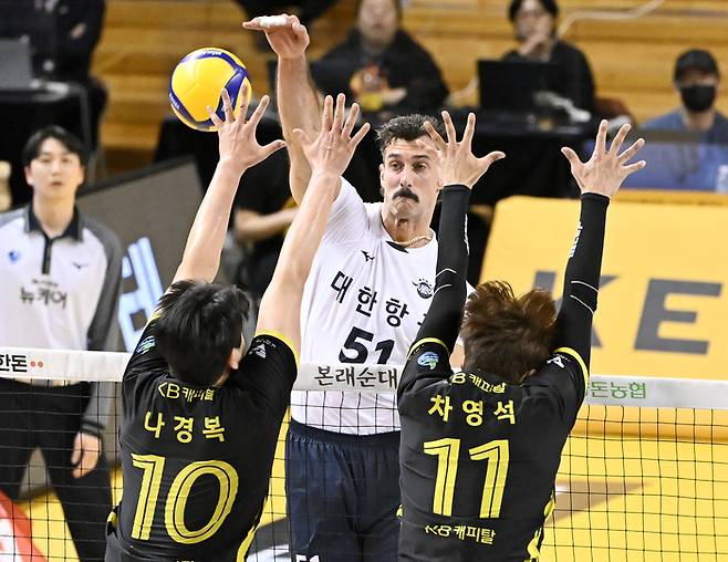 러셀(가운데). 사진 | 한국배구연맹