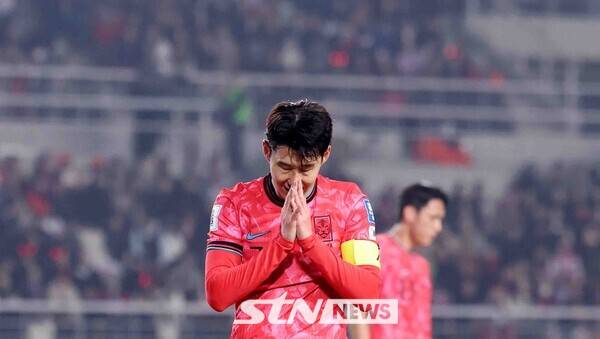 20일 오후 경기 고양시 고양종합운동장에서 열린 '2026 국제축구연맹(FIFA) 북중미 월드컵 아시아 지역 3차 예선 B조 7차전' 대한민국과 오만의 경기, 손흥민이 슛을 실패한 후 아쉬워하고 있다. 사진┃뉴시스