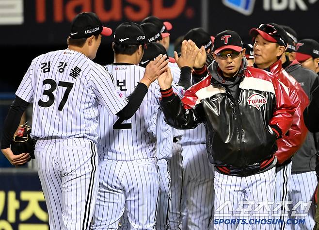 25일 잠실야구장에서 열린 한화와 LG의 경기, LG가 5대0으로 승리하며 개막 3연승을 달렸다. LG 선수들과 염경엽 감독이 기쁨을 나누고 있다. 잠실=허상욱 기자wook@sportschosun.com/2025.03.25/