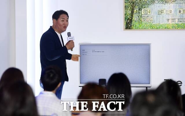 미국 유력 경제지 월스트리트저널(WSJ)은 25일(현지 시간) 한종희 삼성전자 부회장이 갑작스럽게 별세하면서 "삼성전자의 위기 상황이 악화"됐다고 보도했다. 한종희 삼성전자 부회장(당시 영상디스플레이사업부장 사장)이 지난 2019년 4월 미디어데이 행사에서 TV 신제품을 소개하고 있다. /더팩트 DB
