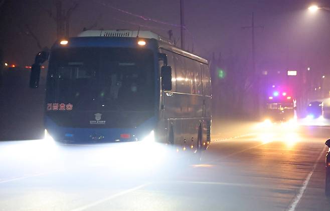 25일 경북 청송군 경북북부제1교도소(옛 청송교도소)로 법무부 호송 버스가 들어가고 있다./연합뉴스