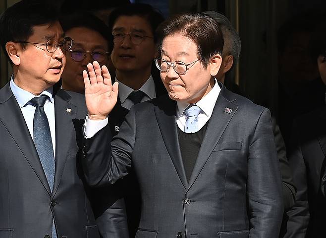 공직선거법 위반 항소심에서 무죄를 선고받은 이재명 더불어민주당 대표가 26일 오후 서울 서초구 서울고등법원에서 열린 공직선거법 위반 혐의 2심 선고 공판을 마친 뒤 고 지지자들을 향해 인사를 하고 있다. 2025.3.26/뉴스1 ⓒ News1 사진공동취재단