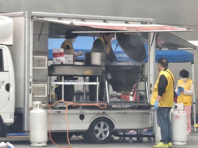 원희룡 전 국토교통부 장관이 26일 경북 안동 안동국제컨벤션센터에서 밥차 배식 봉사를 하고 있다. ⓒ인터넷 커뮤니티 갈무리