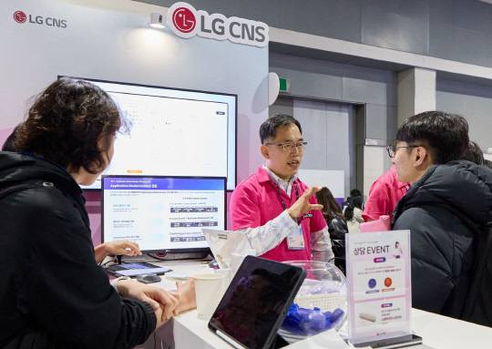 LG CNS 직원이 'MS AI 투어 인 서울'에서 LG CNS의 생성형 AI 혁신 사례를 소개하고 있다. LG CNS 제공