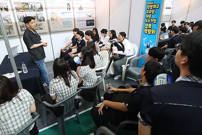 대구 남구 영남이공대 천마체육관에서 열린 '2024 직업계고 고교생 채용 우수기업 정보박람회'를 찾은 고교생들이 취업 설명을 듣고 있다. 2024.7.11 (ⓒ뉴스1, 무단 전재-재배포 금지)