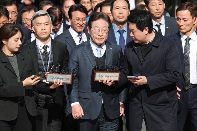 ▲ 더불어민주당 이재명 대표가 26일 서울중앙지법에서 열린 공직선거법 위반 사건 항소심에서 무죄를 선고받은 뒤 법정을 떠나고 있다. 연합뉴스