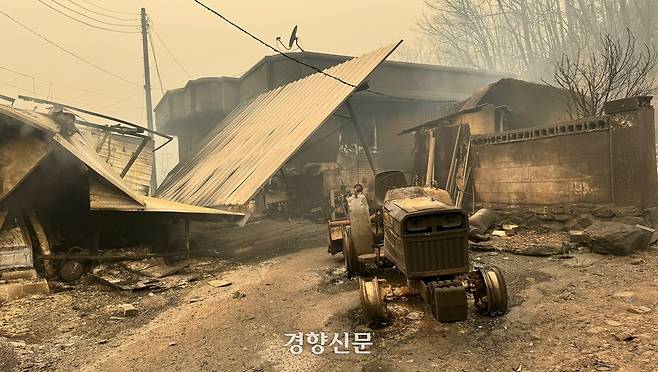 26일 경북 청송군 파천면 송강2리의 한 마을에 불에 탄 집과 농기계가 방치돼 있다. 백경열 기자