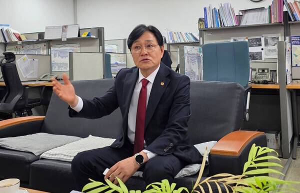 박용철 강화군수가 26일 인천시청 기자실을 찾아 국방부의 대북방송 중단의 필요성 등을 설명하고 있다. 장민재 기자