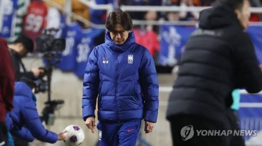 고개 숙인 홍명보 감독