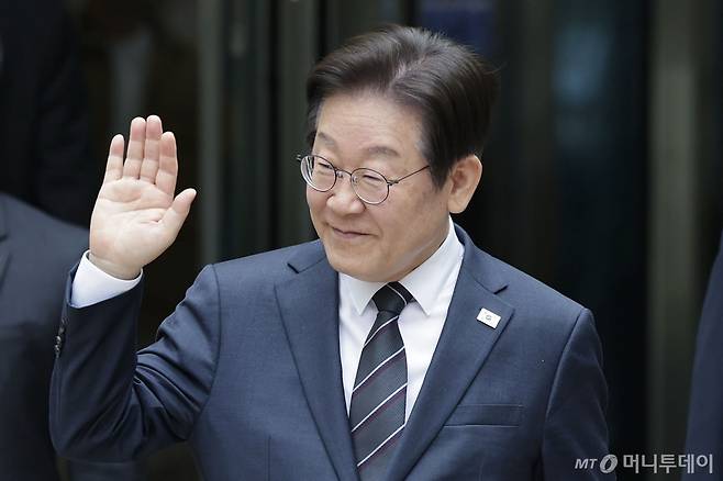 이재명 더불어민주당 대표가 지난 25일 서울 서초구 서울중앙지방법원에서 열린 대장동 배임 및 성남FC 뇌물 의혹 오전 공판을 마친 뒤 법원을 나서며 지지자들에게 인사하고 있다. /사진=뉴시스