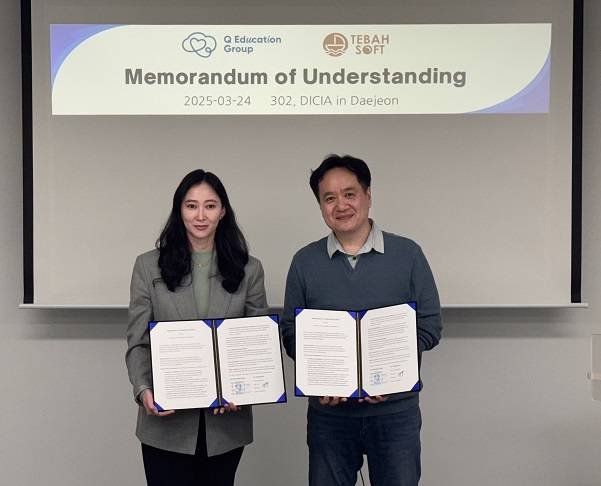 오정섭 테바소프트 대표(우측)와 Q Education Group 대표(좌측)가 업무협약을 체결하는 모습.
