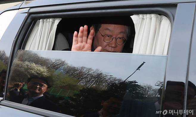 이재명 더불어민주당 대표가 26일 오후 서울 서초구 서울고등법원에서 열린 공직선거법 위반 사건 항소심에서 무죄를 선고받은 뒤 법원을 떠나며 인사하고 있다. /사진=뉴시스