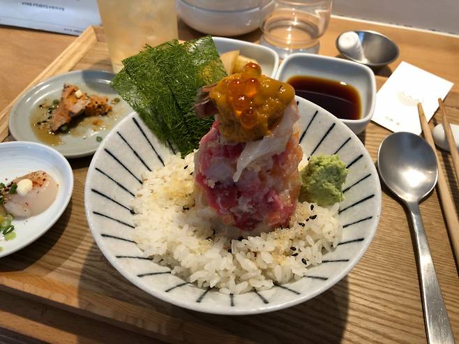 미쁘동은 '사치스러운 덮밥'을 뜻하는 '제이타쿠동'을 모티프로 한다. 사진은 미쁘동 연남본점 메뉴. /사진=다이어리알