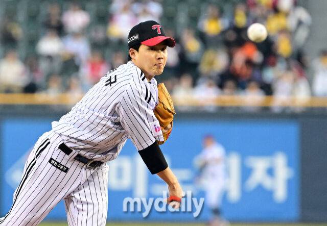 2025년 3월 26일 오후 서울잠실구장에서 진행된 '2025 신한 SOL뱅크 KBO 리그' 한화 이글스와 LG 트윈스의 경기. LG 선발투수 임찬규가 역투하고 있다./잠실 = 유진형 기자