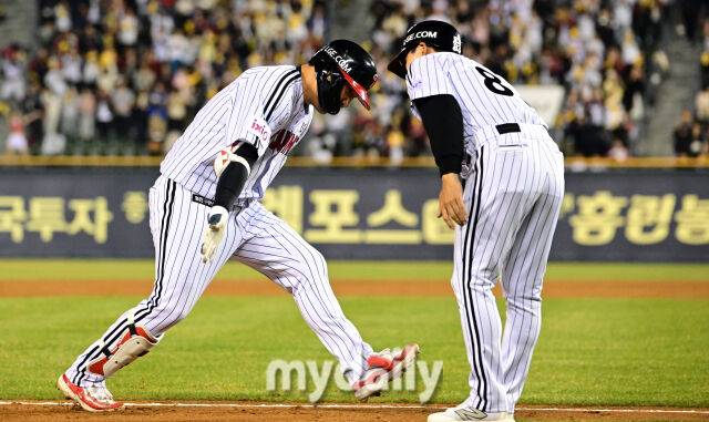 2025년 3월 26일 오후 서울잠실구장에서 진행된 '2025 신한 SOL뱅크 KBO 리그' 한화 이글스와 LG 트윈스의 경기. LG 문보경이 4회말 선두타자로 나와 솔로홈런을 친 뒤 기뻐하고 있다./잠실 = 유진형 기자