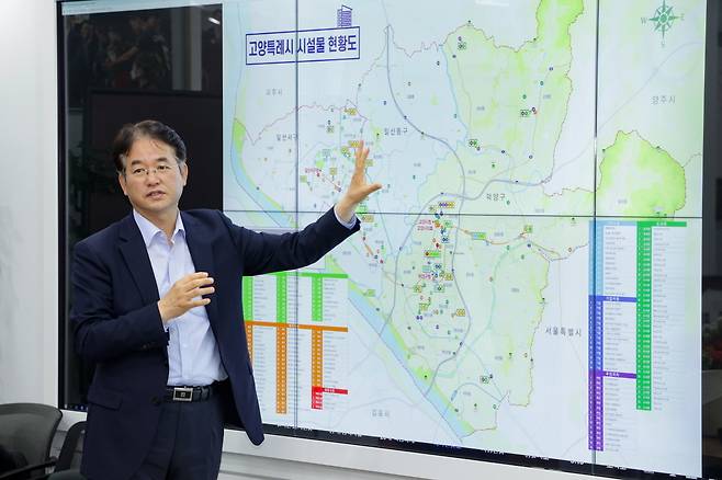 디지털 정책플랫폼을 통해 정책 설명 중인 이동환 고양특례시장