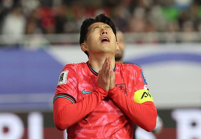 아쉬워하는 손흥민. 연합뉴스