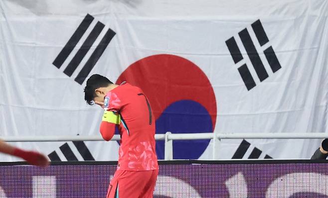 아쉬움에 고개 떨군 손흥민. 연합뉴스
