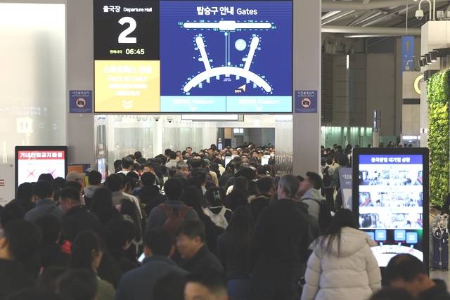 연휴가 시작된 1일 인천국제공항 제1여객터미널 출국장에서 승객들이 탑승 수속을 위해 줄을 서고 있다. 연합뉴스