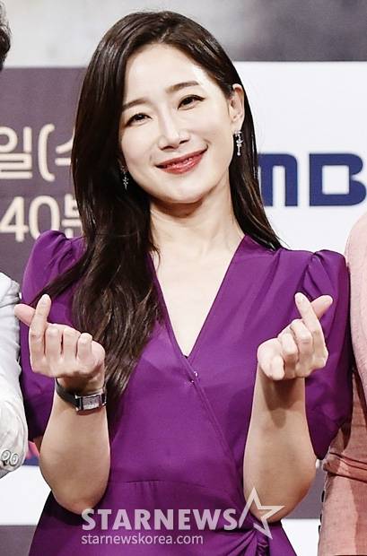 배우 김하영 4일 오후 온라인으로 생중계된 MBC 디지털 예능 '돈플릭스2-영화 프로젝트 끈' 제작발표회에서 포즈를 취하고 있다. '돈플릭스'는 정형돈의 기획으로 만들어진 웹예능. 시즌2는 '서프라이즈' 연기자들이 영화제에 출품할 단편영화를 만드는 초대형 프로젝트로 진행됐다. 오는 5일 밤 12시 20분 MBC에서 방영된다. / 사진 = MBC제공