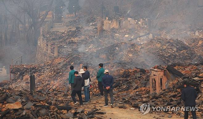 화마가 휩쓸고 간 고운사 (의성=연합뉴스) 김도훈 기자 = 26일 경북 의성군 단촌면 고운사 가운루를 비롯한 건물들이 전날 번진 산불에 모두 불에 타 흔적만 남아 있다.
이번 화재로 국가 지정 문화유산 보물로 지정된 가운루와 연수전 등이 소실됐다. 2025.3.26 superdoo82@yna.co.kr
