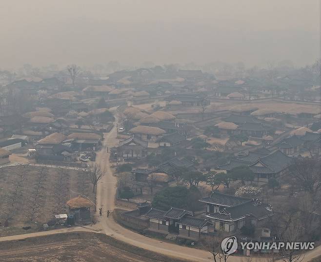 회색 연기로 가득한 하회마을 (안동=연합뉴스) 손형주 기자 = 26일 경북 안동시 하회마을이 회색 연기와 연무로 가득하다. 산불은 하회마을에서 직선거리로 7km 떨어진 의성군 안사면에서 발생했는데 바람이 하회마을 방향으로 불면서 연기가 밀려온 것으로 알려졌다. 2025.3.26 handbrother@yna.co.kr