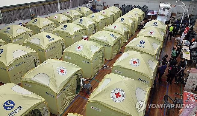 학교에 마련된 산청 산불 이재민 대피소 (산청=연합뉴스) 김동민 기자 = 24일 오전 경남 산청군 단성면 단성중학교에 마련된 산청 산불 이재민 대피소에서 공무원과 자원봉사자가 분주히 움직이고 있다. 2025.3.24 image@yna.co.kr