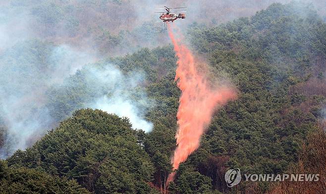 산불 확산을 막아라 (산청=연합뉴스) 김동민 기자 = 25일 오후 경남 산청군 시천면에서 산림청 헬기가 산불 지연제를 살포하며 산불 확산 방지에 집중하고 있다. 2025.3.25 image@yna.co.kr