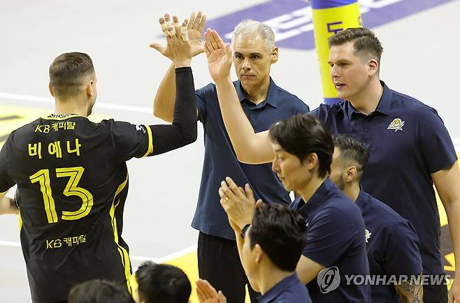 아폰소 감독과 비예나 하이파이브 (의정부=연합뉴스) 김병만 기자 = 26일 경기도 의정부 경민대체육관에서 열린 도드람 2024-2025 V리그 남자부 플레이오프 1차전 KB손해보험-대한항공 경기. KB손보 레오나르도 아폰소 감독과 비예나가 하이 파이브하고 있다.
2025.3.26 kimb01@yna.co.kr