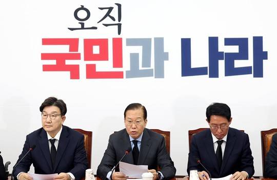 권영세 국민의힘 비상대책위원장(가운데)이 오늘(27일) 국회에서 열린 비상대책위원회의에서 발언을 하고 있다. 왼쪽은 권성동 국민의힘 원내대표.(출처 = 뉴시스)