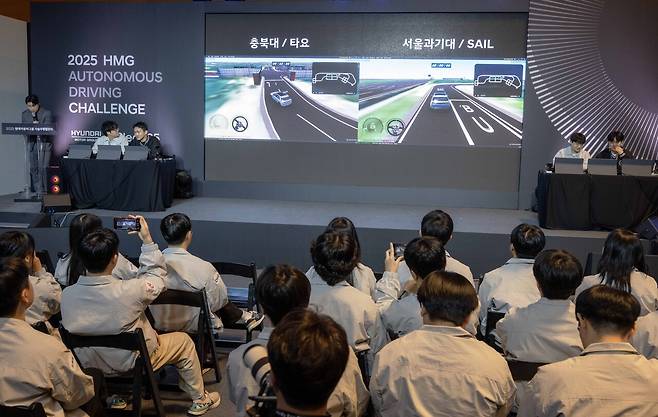 자율주행 챌린지 대회 본선 참가 대학생들이 가상도로 환경에서 자율주행 미션을 수행하고 있다.