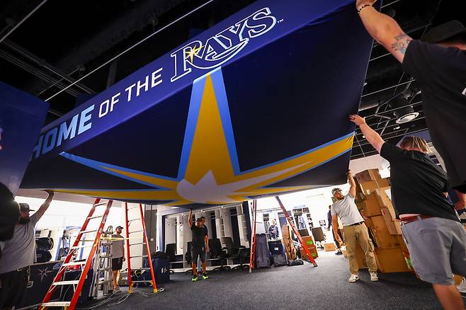 (뉴욕 양키스 로고를 탬파베이 로고와 이름이 새겨진 대형 천으로 가리고 난 후의 모습)