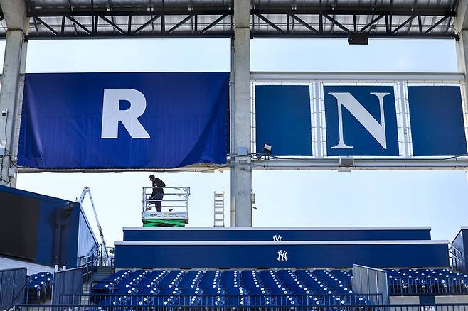 (외벽에 탬파베이 구단의 이름을 새기는 작업을 하고 있다. 미처 가리지 못한 뉴욕 양키스의 로고도 보인다)