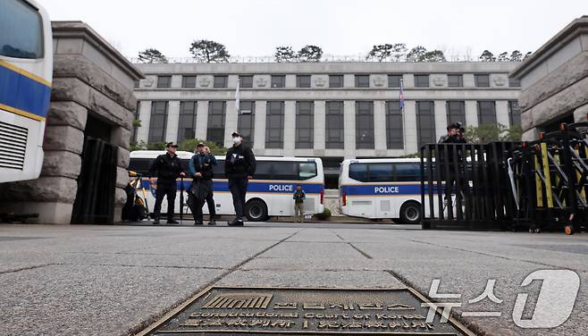 윤석열 대통령의 탄핵 심판을 심리 중인 헌법재판소의 결정이 4월에 열릴 가능성이 높아진 가운데 27일 오전 서울 종로구 헌법재판소 앞에서 경찰이 경계근무를 서고 있다. 2025.3.27/뉴스1 ⓒ News1 김성진 기자