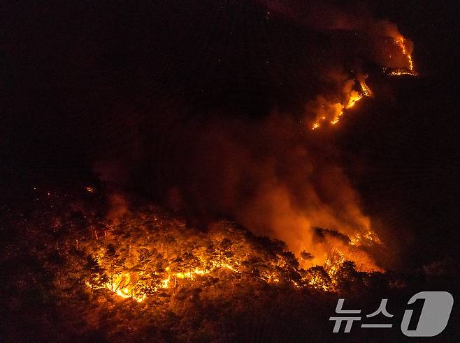 26일 오후 어둠이 내린 경북 청송군 주왕산면 상의리 주왕산국립공원에 산불이 번지고 있다. 2025.3.26/뉴스1 ⓒ News1 공정식 기자