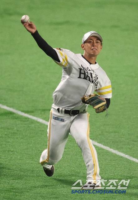 소프트뱅크 유격수 이마미야. 13년 연속 개막전 선발 유격수 출전을 눈앞에 두고 있다. 소프트뱅크는 28일 지바 롯데와 개막전을 치른다. 사진캡처=스포츠닛폰 홈페이지