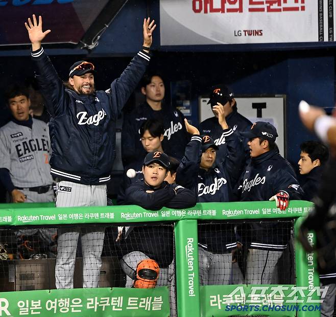 27일 잠실야구장에서 열린 한화와 LG의 경기, 9회초 2사 2루 한화 와이스가 플로리얼의 1타점 적시타가 터지자 기뻐하고 있다. 잠실=허상욱 기자wook@sportschosun.com/2025.03.27/