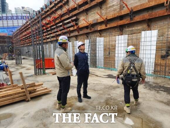 지하안전 전문가 42명으로 구성된 ‘경기지하안전지킴이’가 도내 한 공사현장을 방문, 해빙기 안전에 대해 자문하고 있다./경기